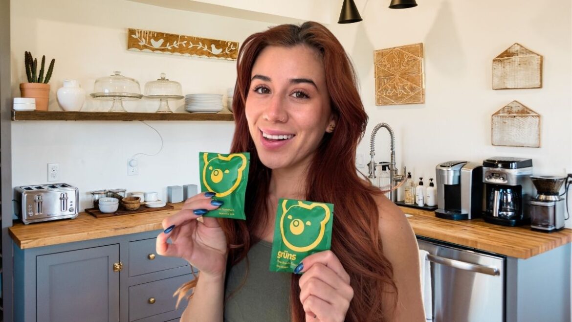 Gruns Adults Super Greens Gummies, Multivitamin Superfood Gummy Bears with Spirulina, Chlorella, Prebiotics & Fiber for Digestive Health, Adaptogens...