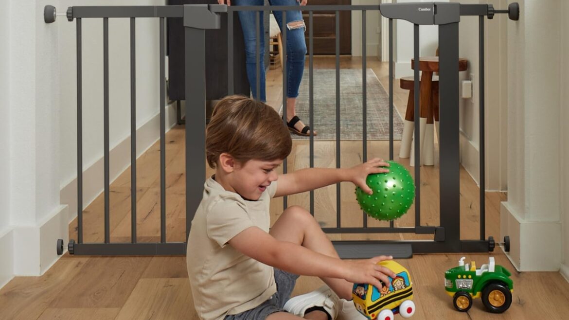 Cumbor 29.7-46" Baby Gate for Stairs, Mom's Choice Awards Winner-Auto Close Dog Gate for The House, Gifts for Mom,